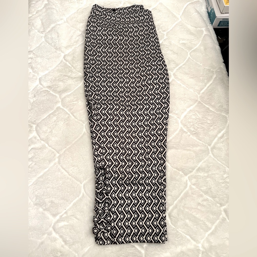 Venus black/white print capris with side leg detail. Super comfortable & cute!